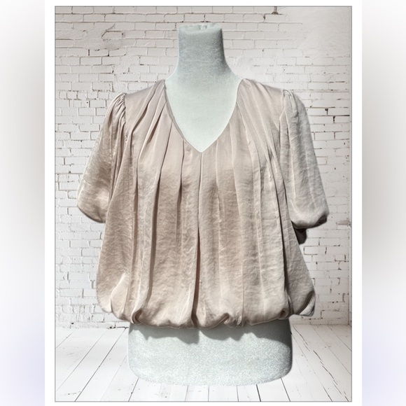 NWT ASTR The Label Bubble Hem Short Sleeve Top In Champagne Size: Small - Picture 3 of 11